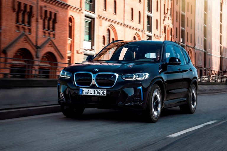 BMW iX3 vs Mercedes-Benz EQE SUV: pulso premium por el SUV eléctrico familiar con etiqueta 0