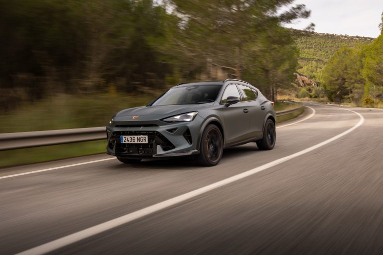 Guía de compra: cómo elegir un SUV PHEV para ciudad si tu plaza de garaje no tiene enchufe