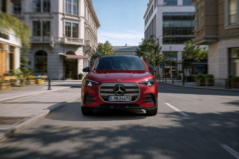Range Rover Evoque P300e vs Mercedes-Benz GLA 250e: pulso PHEV premium compacto por rendimiento y consumo