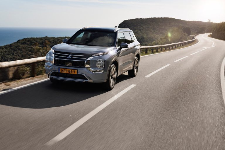 Mitsubishi Outlander PHEV vs Toyota RAV4 PHEV: dos filosofías japonesas del SUV enchufable familiar Mitsubishi Outlander PHEV vs Toyota RAV4 PHEV: dos filosofías japonesas del SUV enchufable familiar