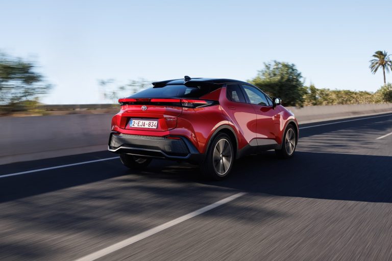 Toyota C-HR vs Lexus LBX: dos formas japonesas de entender el SUV híbrido tecnológico compacto Toyota C-HR vs Lexus LBX: dos formas japonesas de entender el SUV híbrido tecnológico compacto