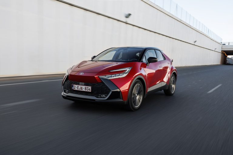Toyota C-HR PHEV vs Mazda 3 e-Skyactiv: dos compactos electrificados japoneses cara a cara