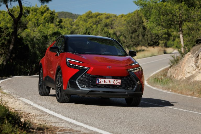 Toyota C-HR PHEV vs Honda ZR-V e:HEV: dos formas japonesas de entender el SUV compacto electrificado
