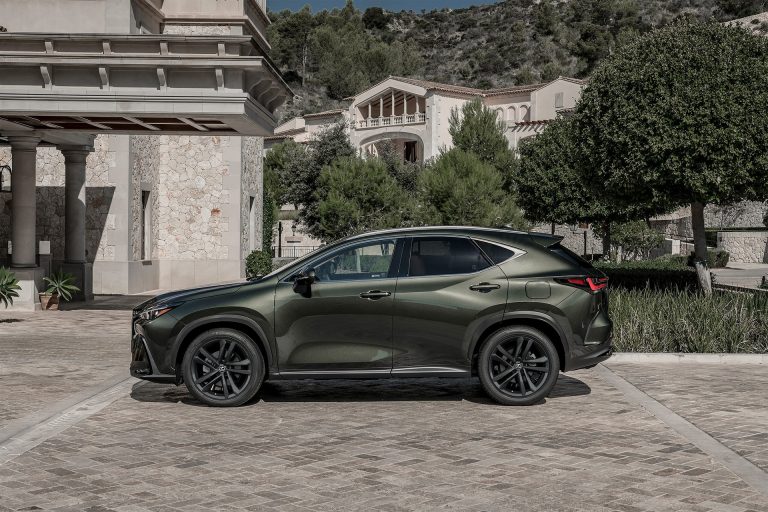 Lexus NX 450h+ vs Volvo XC60 T8 Recharge: pulso PHEV premium por el SUV-C con más funciones inteligentes en 2026 Lexus NX 450h+ vs Volvo XC60 T8 Recharge: pulso PHEV premium por el SUV-C con más funciones inteligentes en 20