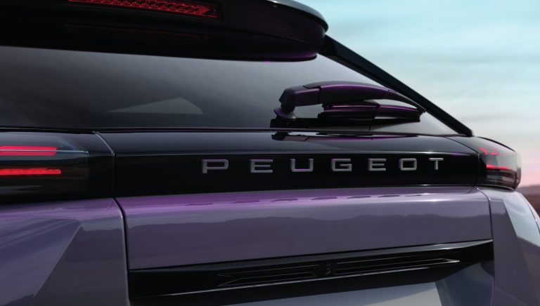 Peugeot 2008 vs Opel Mokka vs Citroen C3 Aircross: trío Stellantis del SUV-B gasolina medido en euros por equipamiento Peugeot 2008 vs Opel Mokka vs Citroen C3 Aircross: trío Stellantis del SUV-B gasolina medido en euros por equi