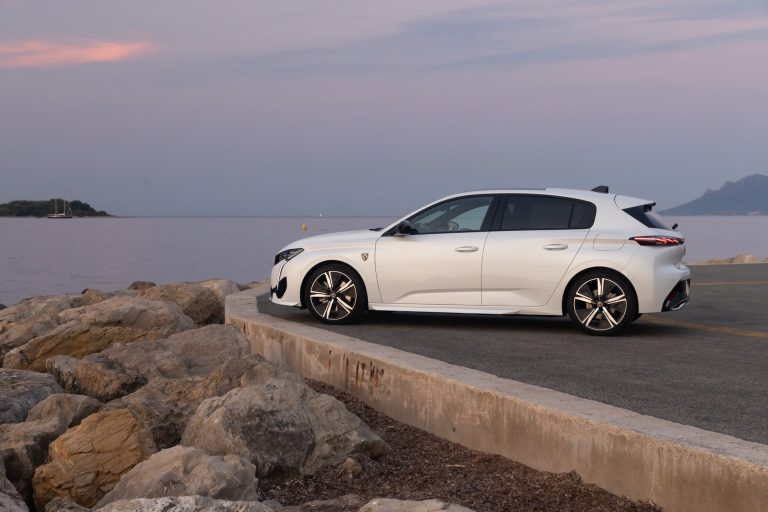 Peugeot e-308 vs Mégane E-Tech: dos formas francesas de entender el compacto eléctrico familiar Peugeot e-308 vs Mégane E-Tech: dos formas francesas de entender el compacto eléctrico familiar