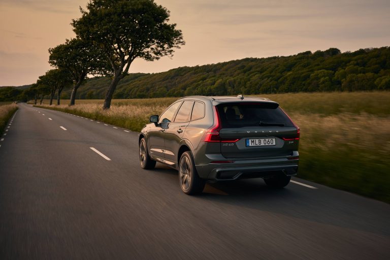 Volvo XC60 T8 Recharge vs BMW X3 30e: pulso PHEV premium por el mejor 0-100 y consumo mixto real Volvo XC60 T8 Recharge vs BMW X3 30e: pulso PHEV premium por el mejor 0-100 y consumo mixto real