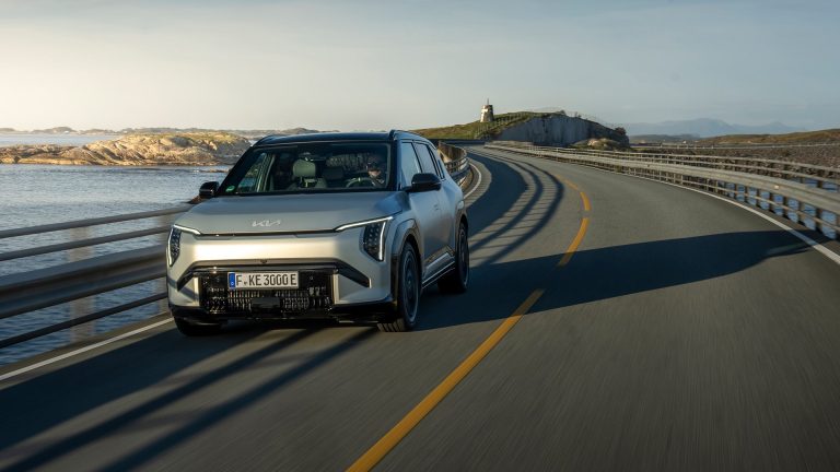 KIA EV5 vs Peugeot e-3008 vs Toyota bZ4X: pulso por el SUV eléctrico familiar de tamaño medio más equilibrado