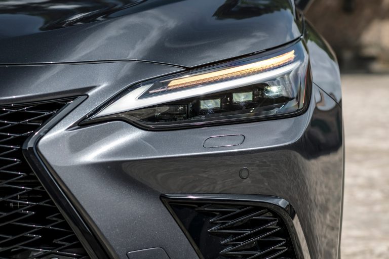 Lexus NX 450h+ vs BMW X1 xDrive30e vs Mercedes-Benz GLC 300e: pulso PHEV premium por el SUV-C con mejor eficie