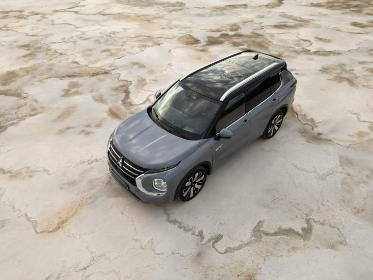 Mitsubishi Outlander PHEV vs Toyota RAV4 Plug-in vs Hyundai Santa Fe PHEV: pulso SUV-C/D PHEV familiar por el
